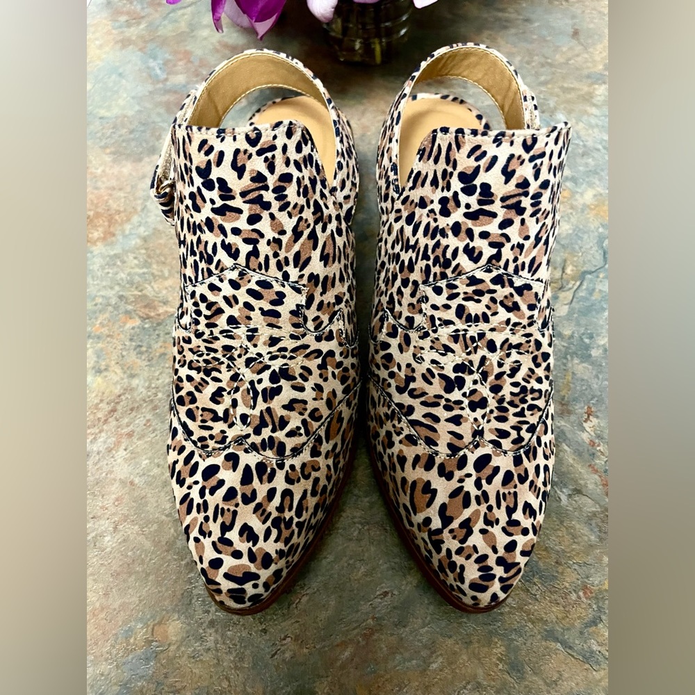NWOB ADORABLE Qupid size 6 1/2 leopard print closed toe sling back shoes.